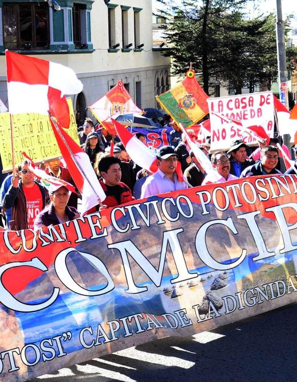 Los dirigentes encabezan la caminata.