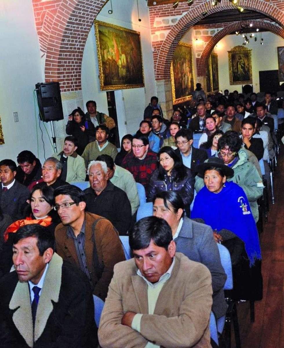 Autoridades y representantes inbstitucionales participaron en la reunión.