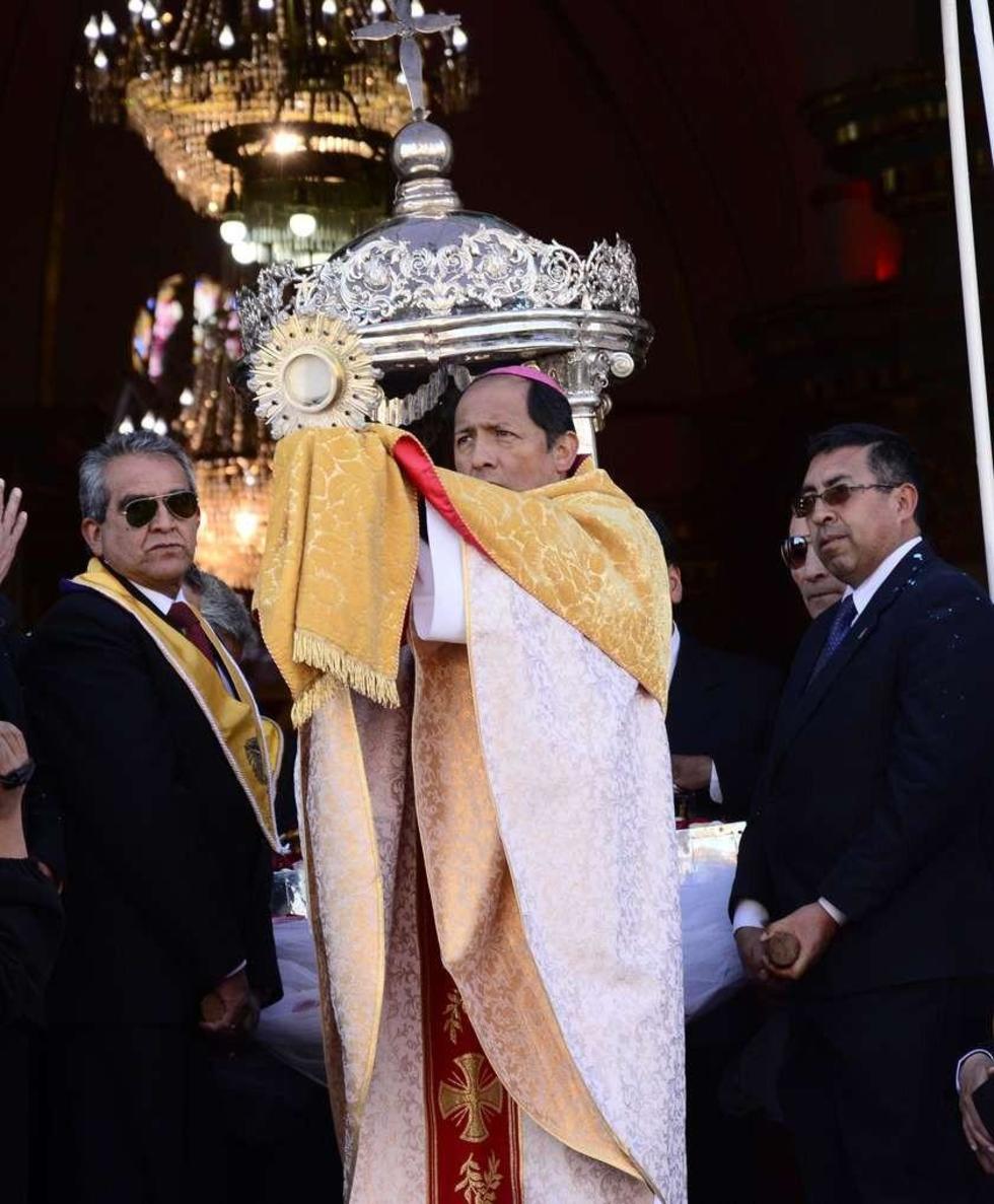 La bendición del Santísimo a la población.