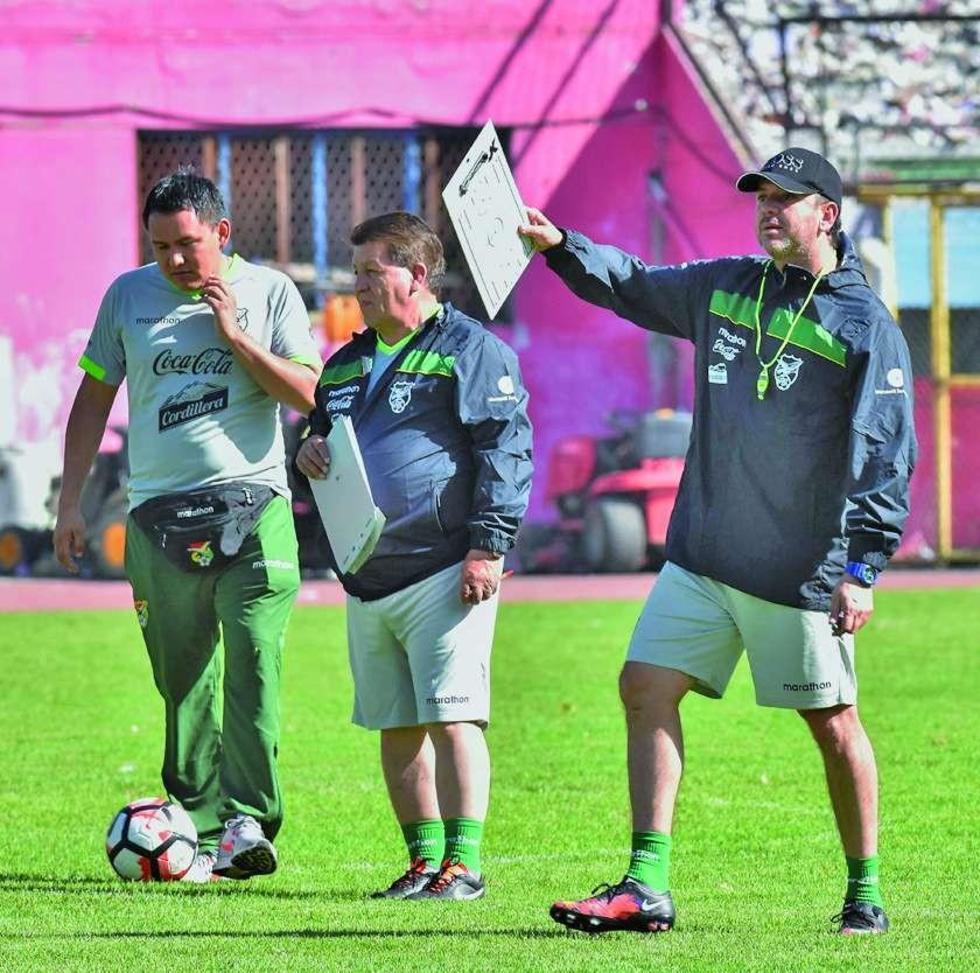El estratega Julio César Baldivieso (d) junto a su cuerpo técnico.