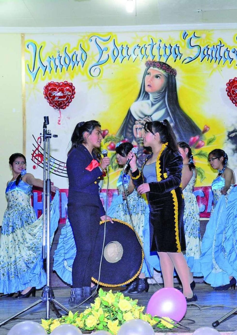 En el colegio Santa Rosa cantaron y bailaron para las mamás.