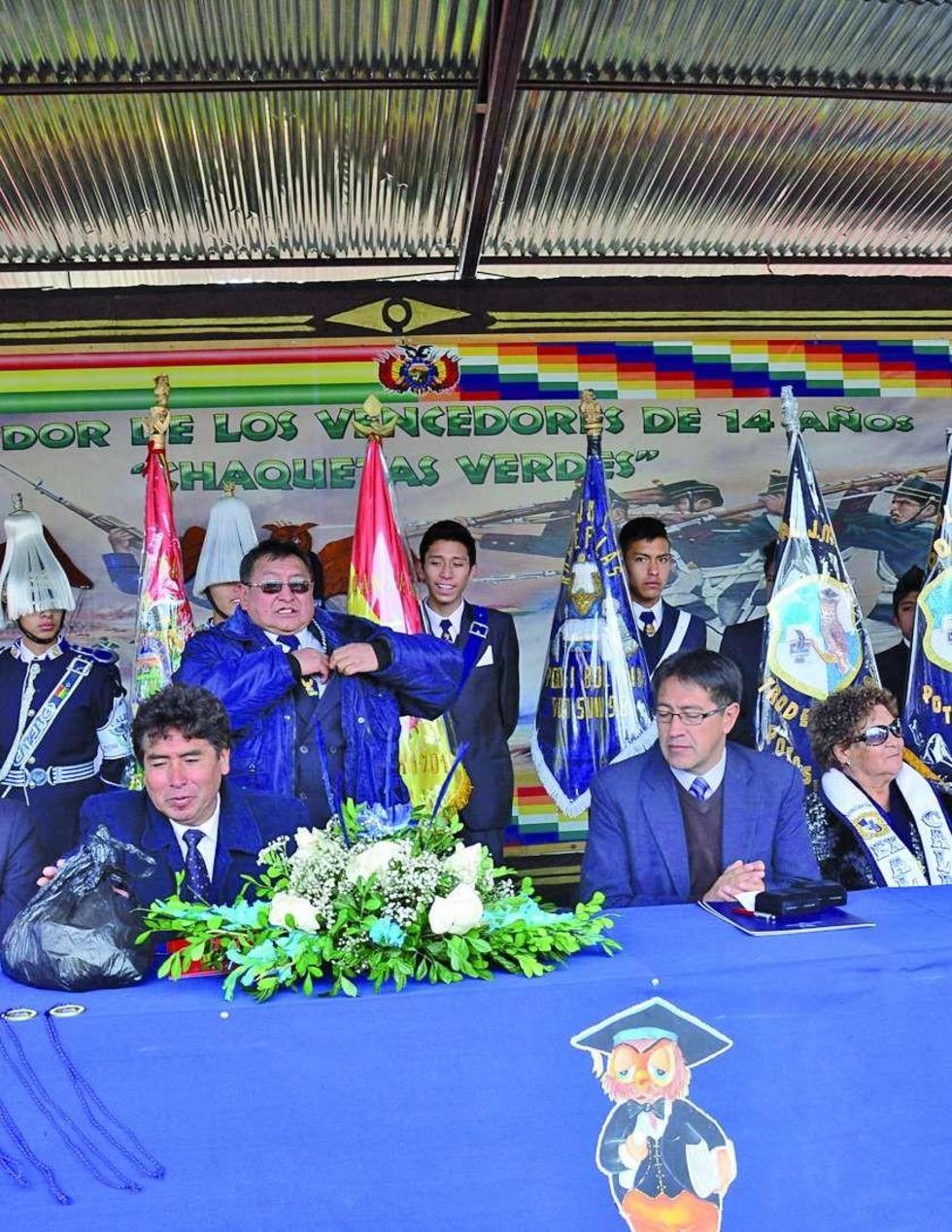 Los maestros, estudiantes e invitados en el acto de ayer.