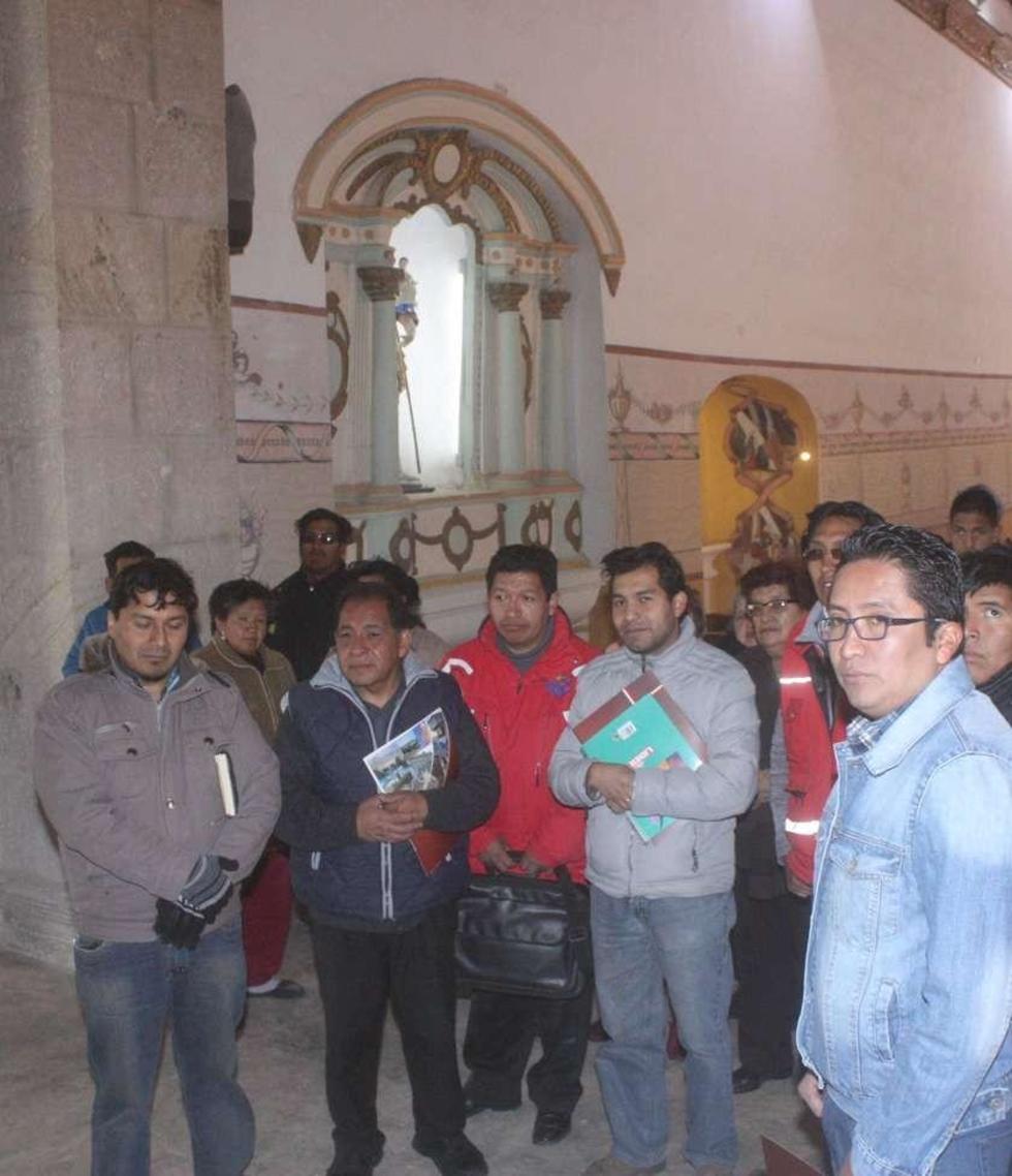 Los visitantes observaron el interior del templo.