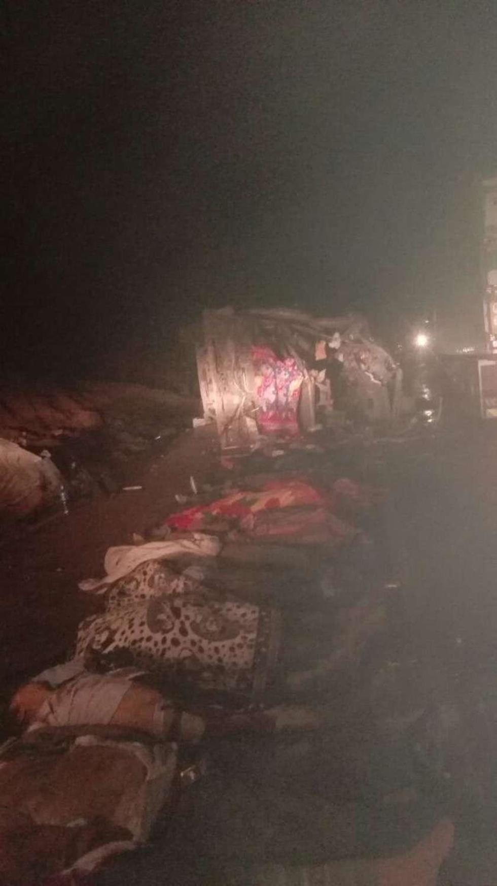 Los cuerpos de las personas fallecidas fueron apiladas así.