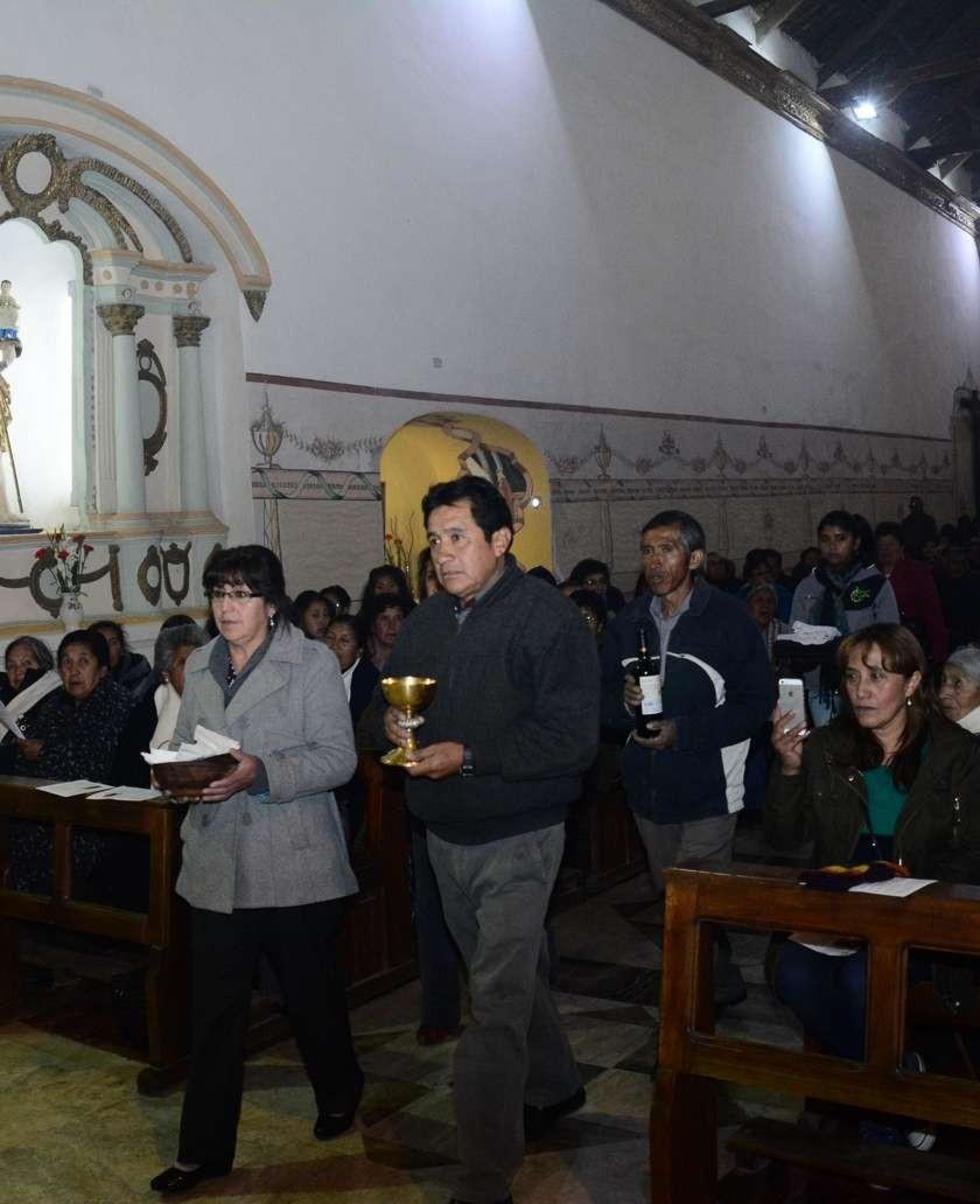 Los vecinos llevan las ofrendas.