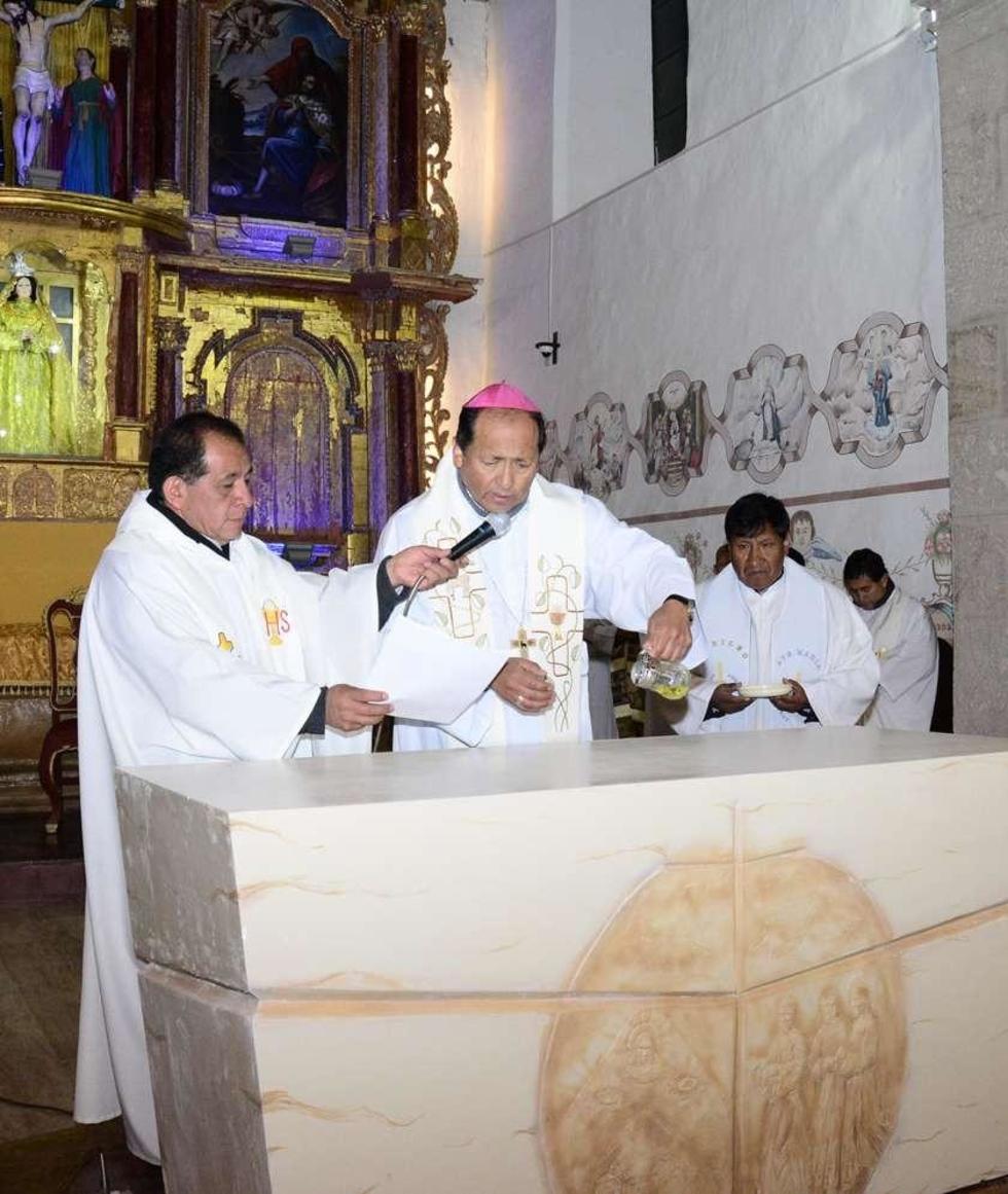El momento de la unción del altar.