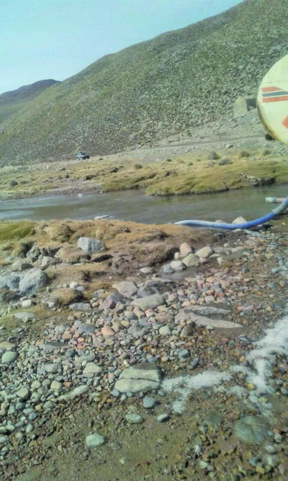 Graficas que muestran el transporte del agua de río en cisternas.