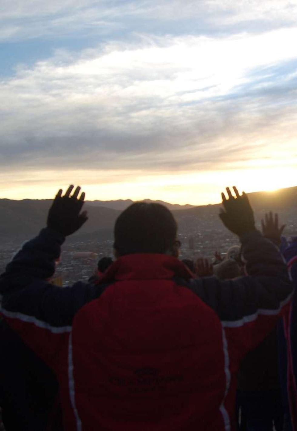 La población recibió los rayos del sol.