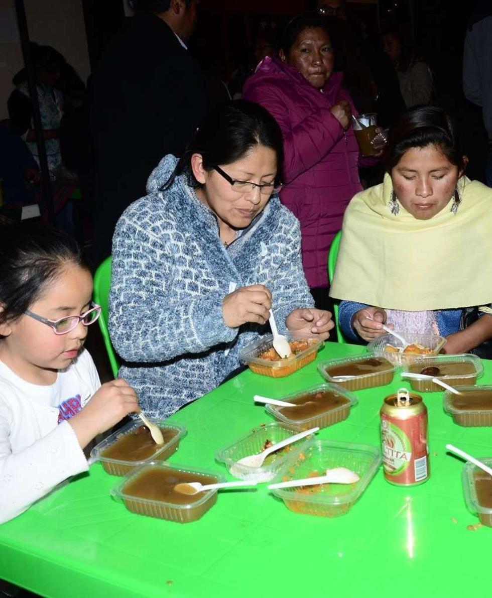 Los comensales saborean el misk'y plato.