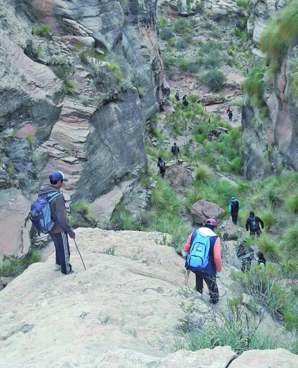 Los aventureros se acercan a la cueva.