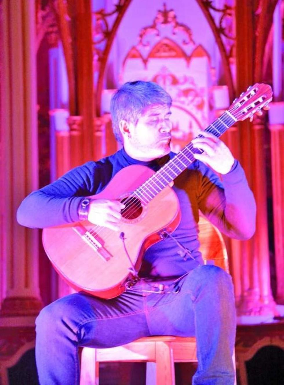 El eximio guitarrista nacional.