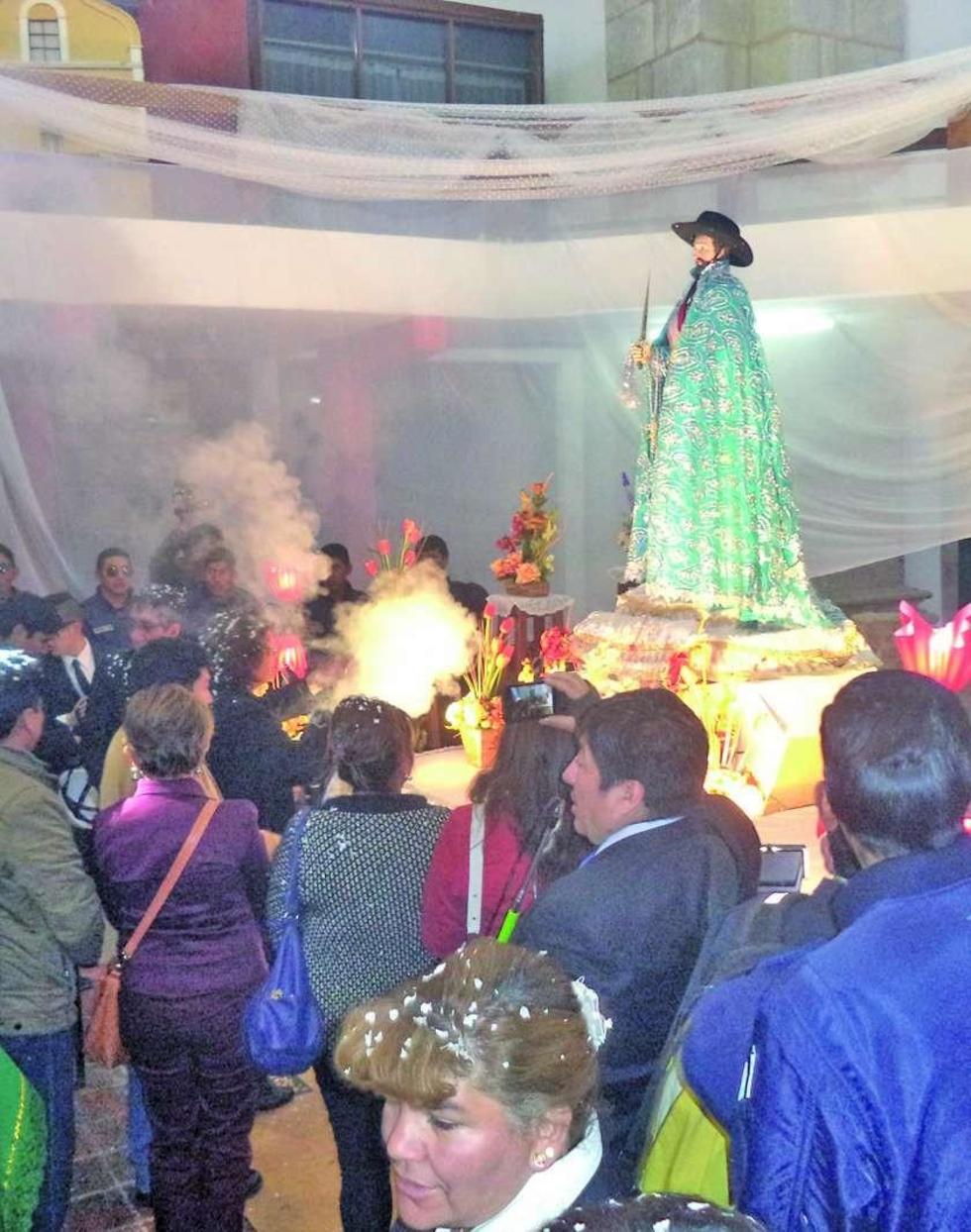 La población participó en la ofrenda del incienso.