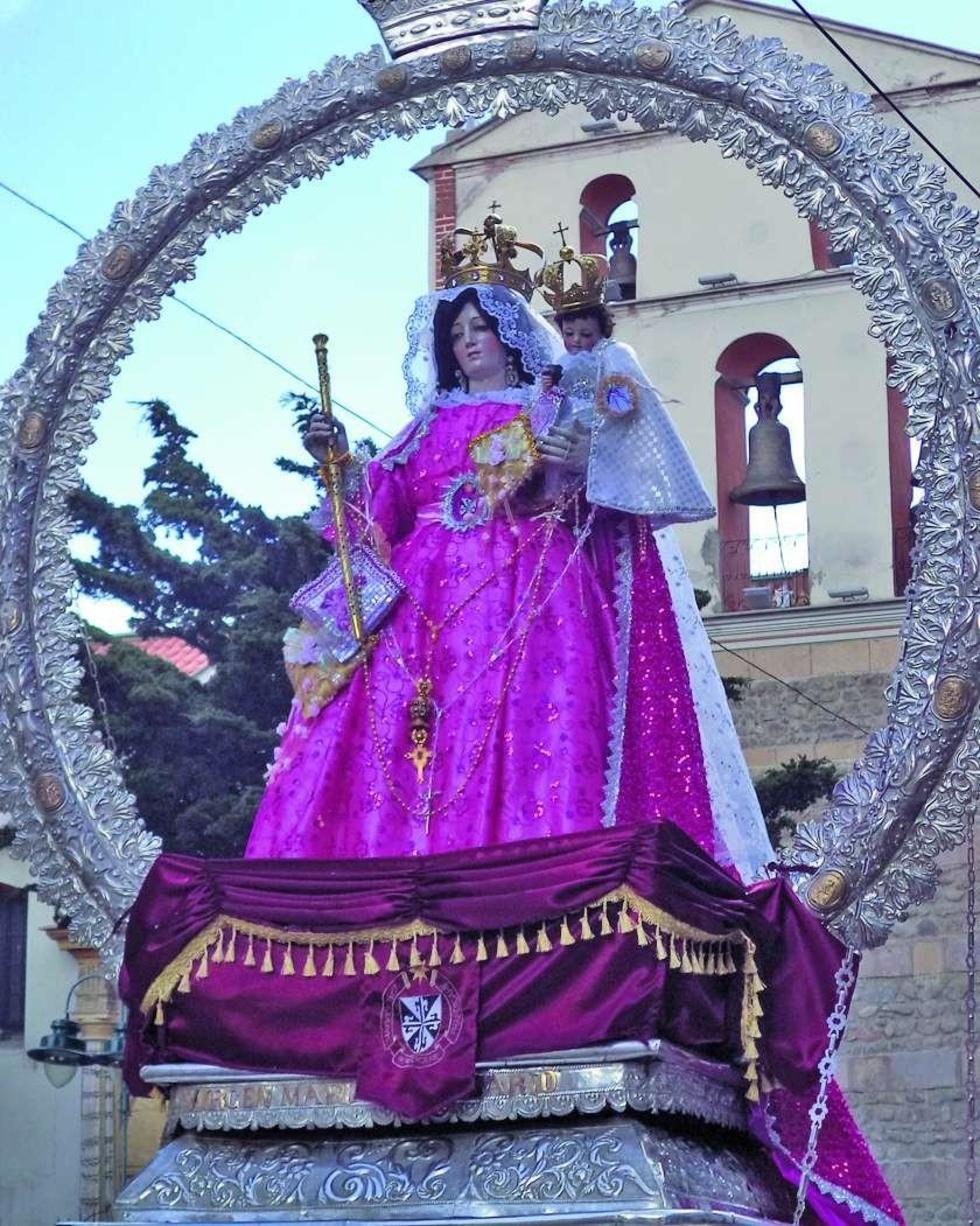 La imagen de la virgen del Rosario en la procesión.