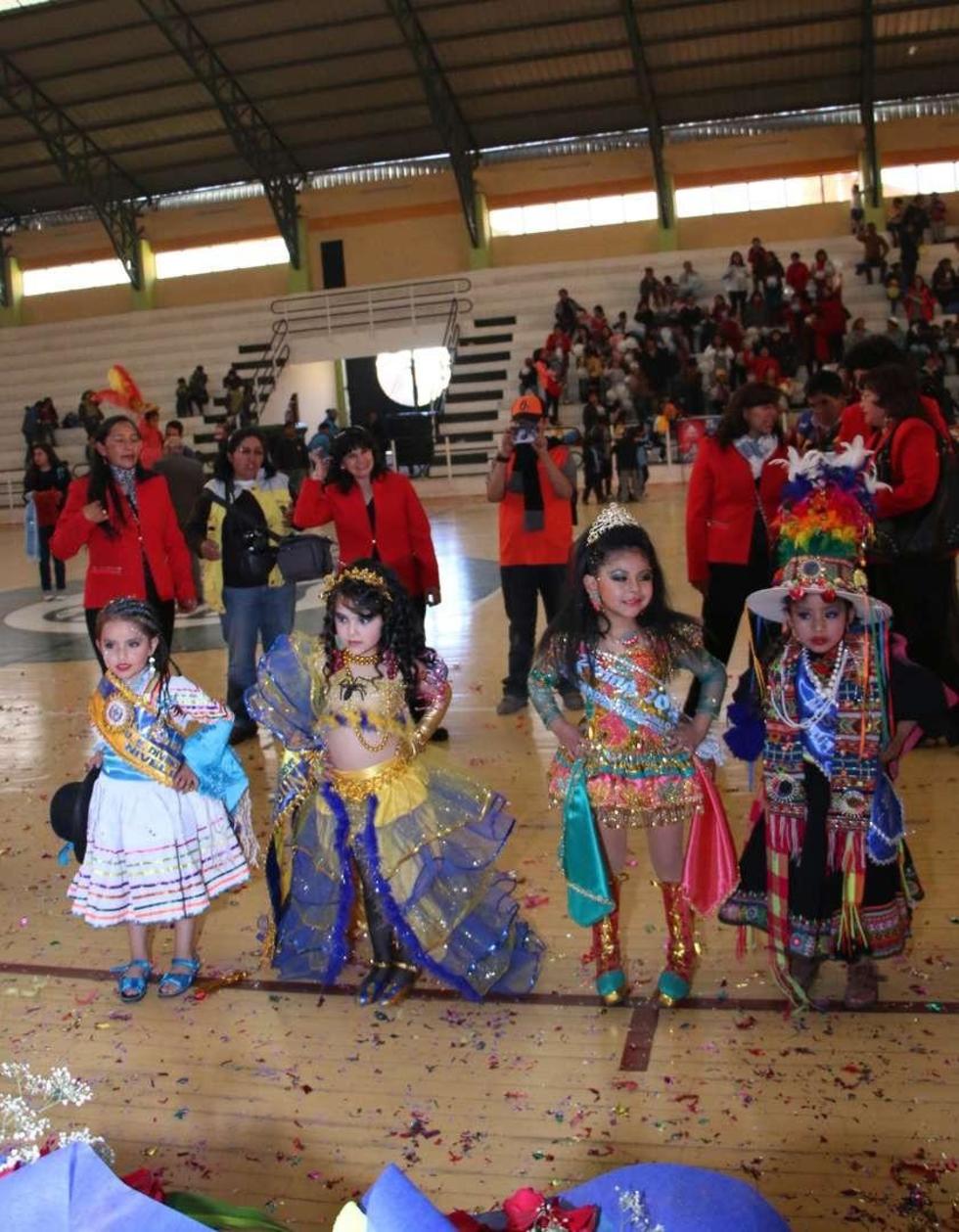 Las cuatro niñas finalistas del acto de belleza.
