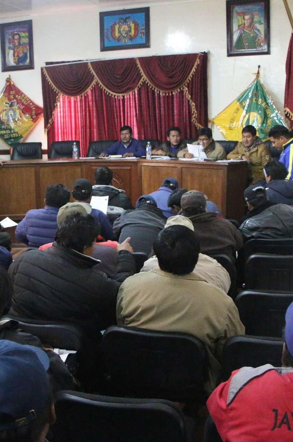 Los presidentes de las cooperativas en la reunión de ayer.