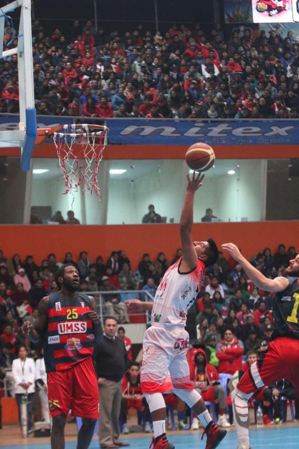 Luis Fuertes, de Pichincha, rescata el balón.