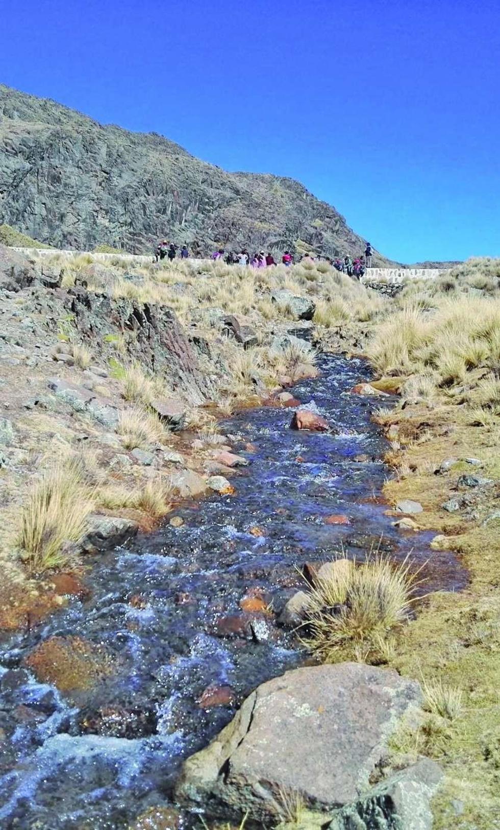 Los comunarios abren las válvulas de las lagunas..