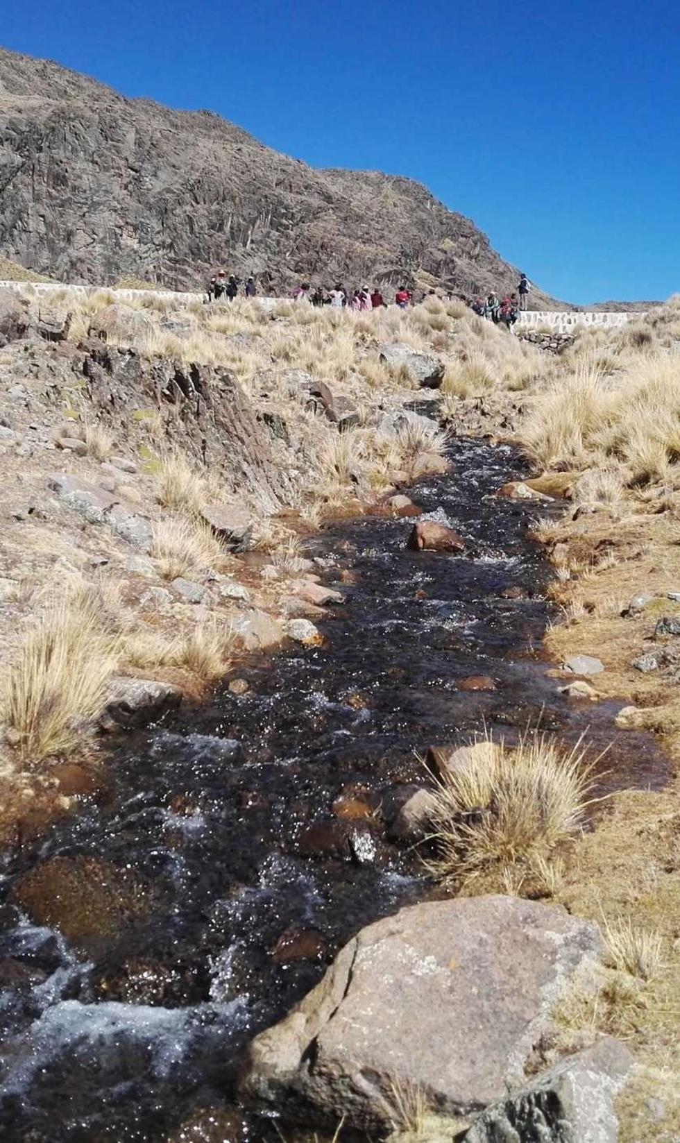 El agua sale 100 litros por segundo de las lagunas.