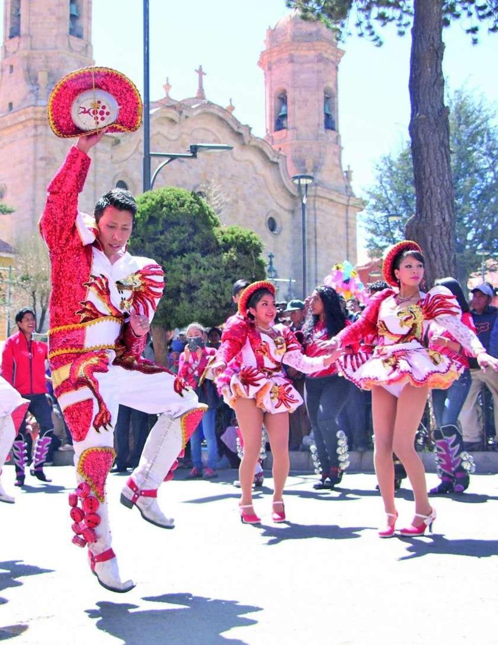 Los caporales de la Universidad privada bailaron ayer.