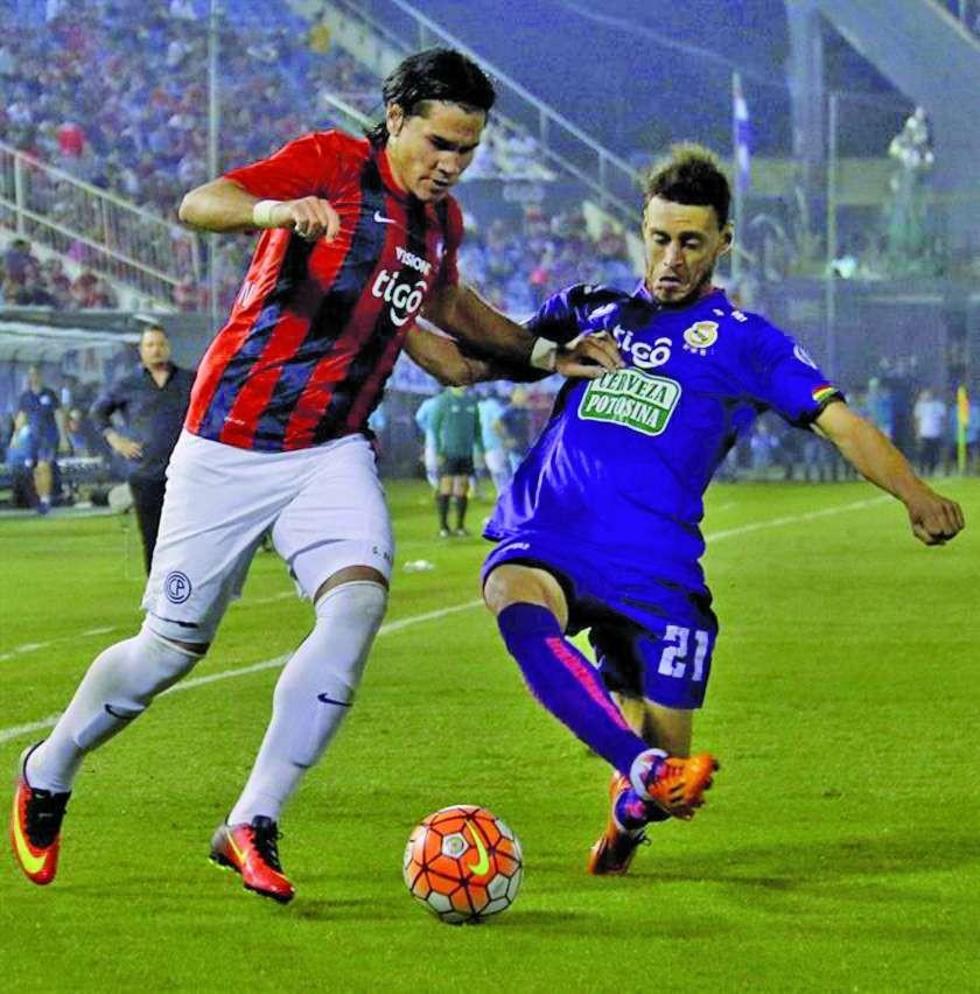 Guillermo Beltrán (i) disputa un balón con Víctor Galaín.