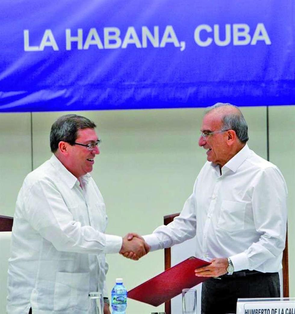 El segundo jefe de las FARC, Luciano Marín (i), junto al jefe de la delegación de paz del Gobierno, Humberto de la Calle