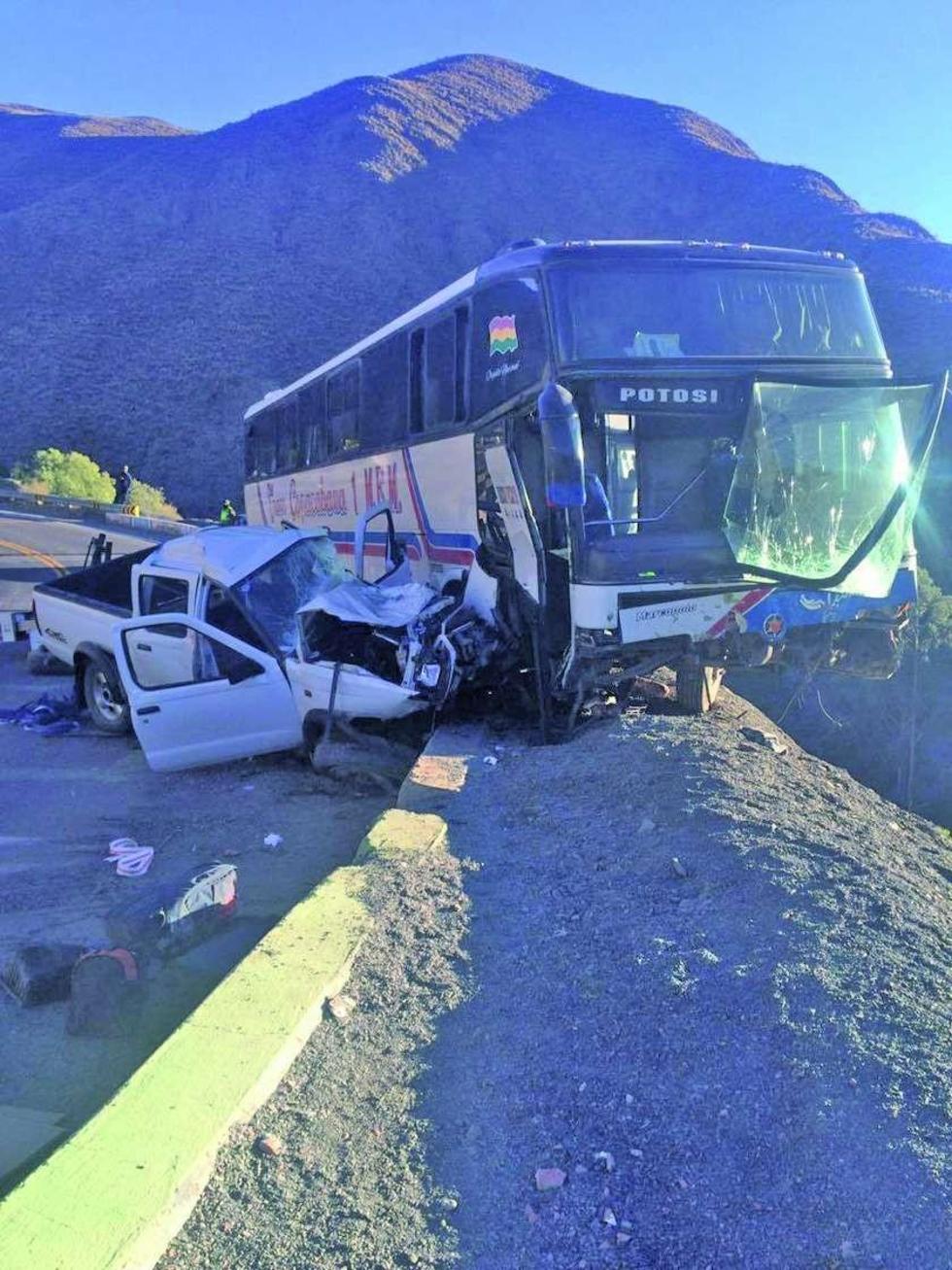 Así quedaron ambos vehículos luego de impacto.