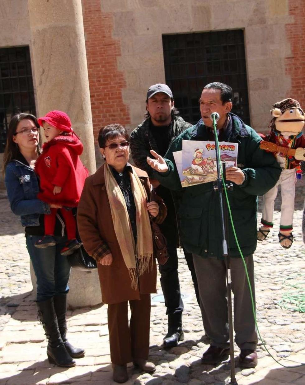 El autor del personaje, junto a su familia, presenta el material.