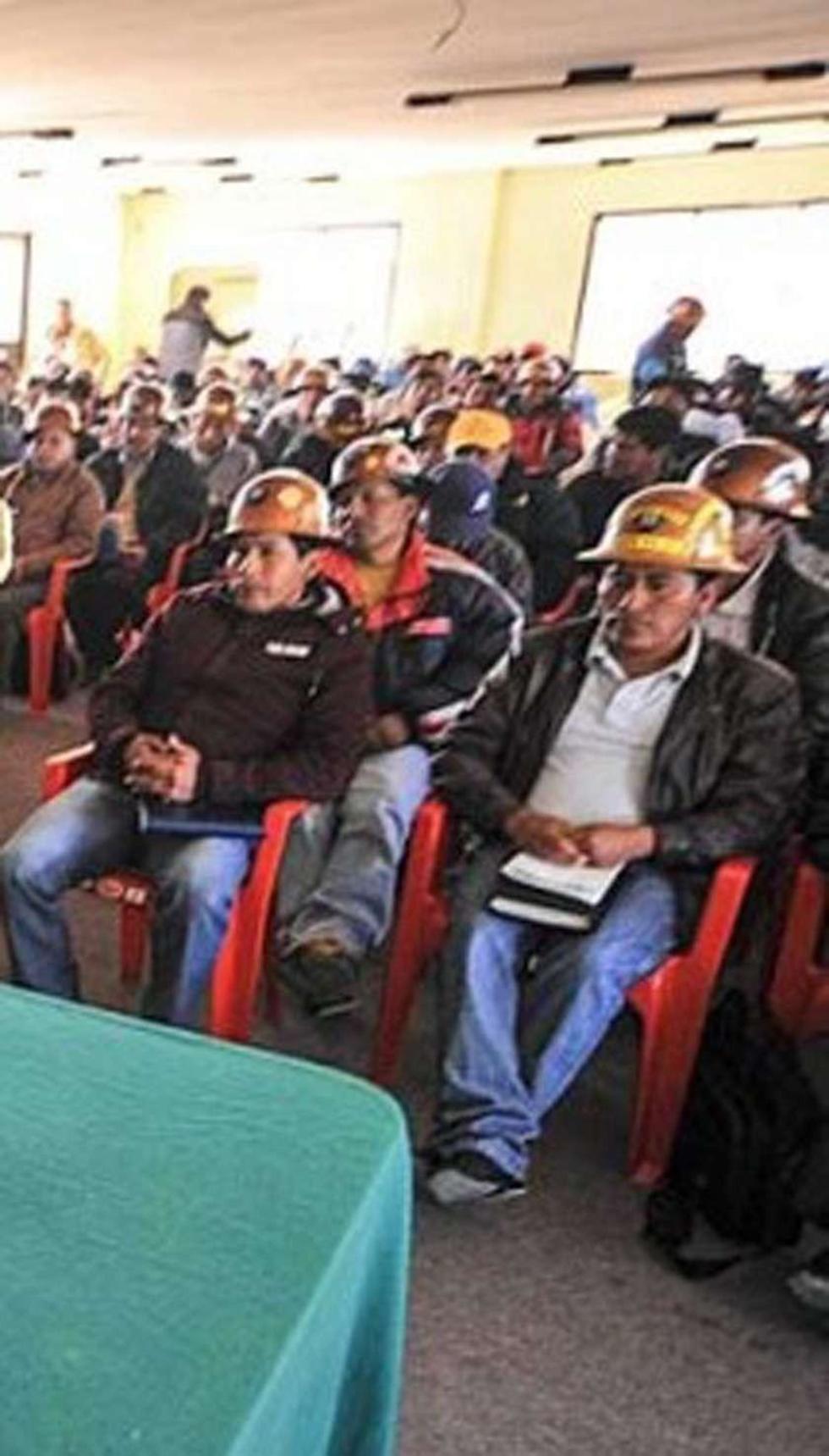 Los cooperativistas en un ampliado.