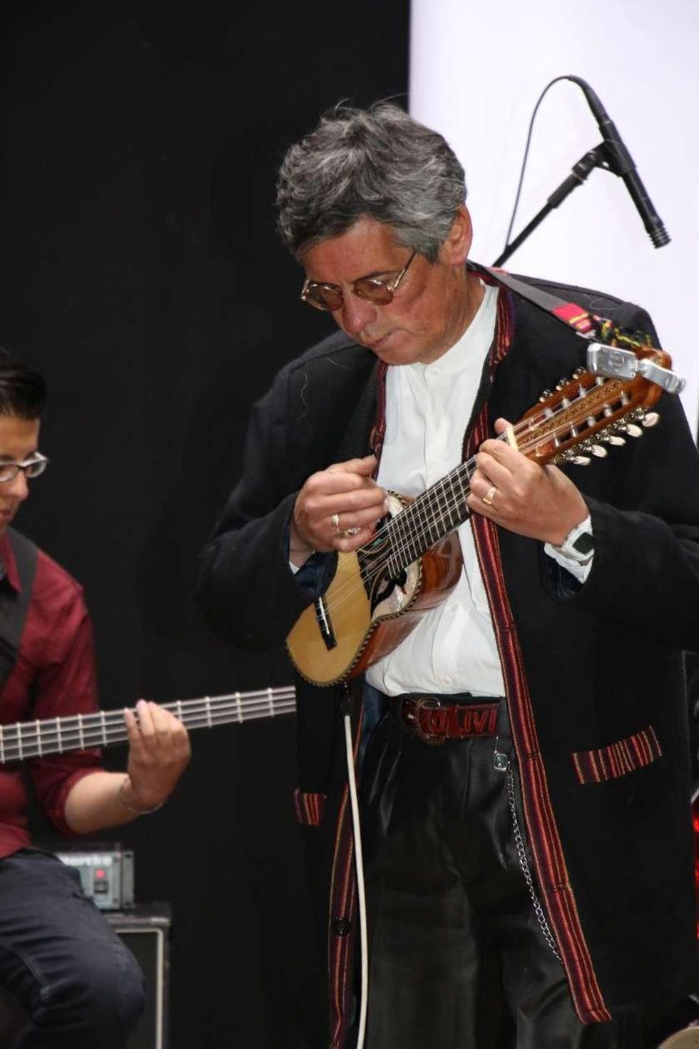 Charanguista ofrece espectáculo de altura en el teatro Omiste