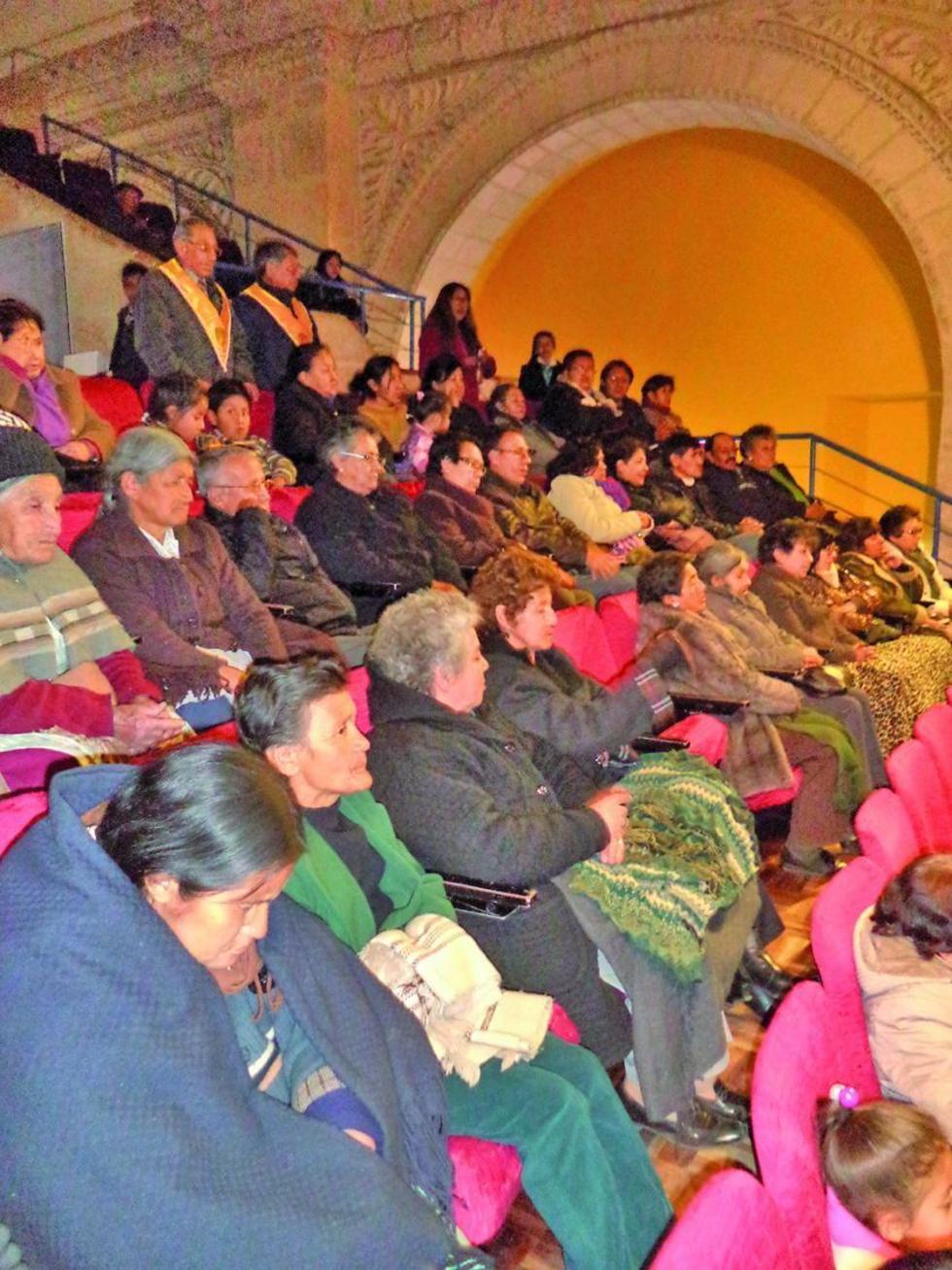 El público llenó el teatro Modesto Omiste.