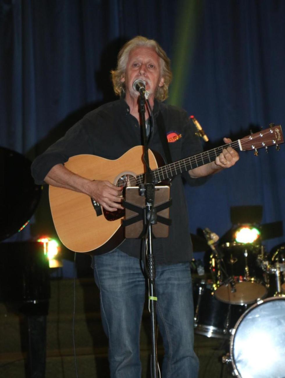 El argentino Mestre cantando uno de sus éxitos.