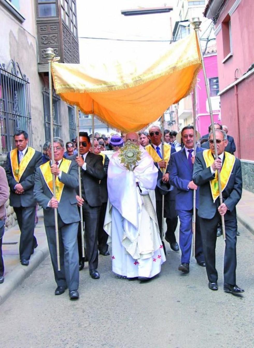 La procesión en una calle del casco viejo.