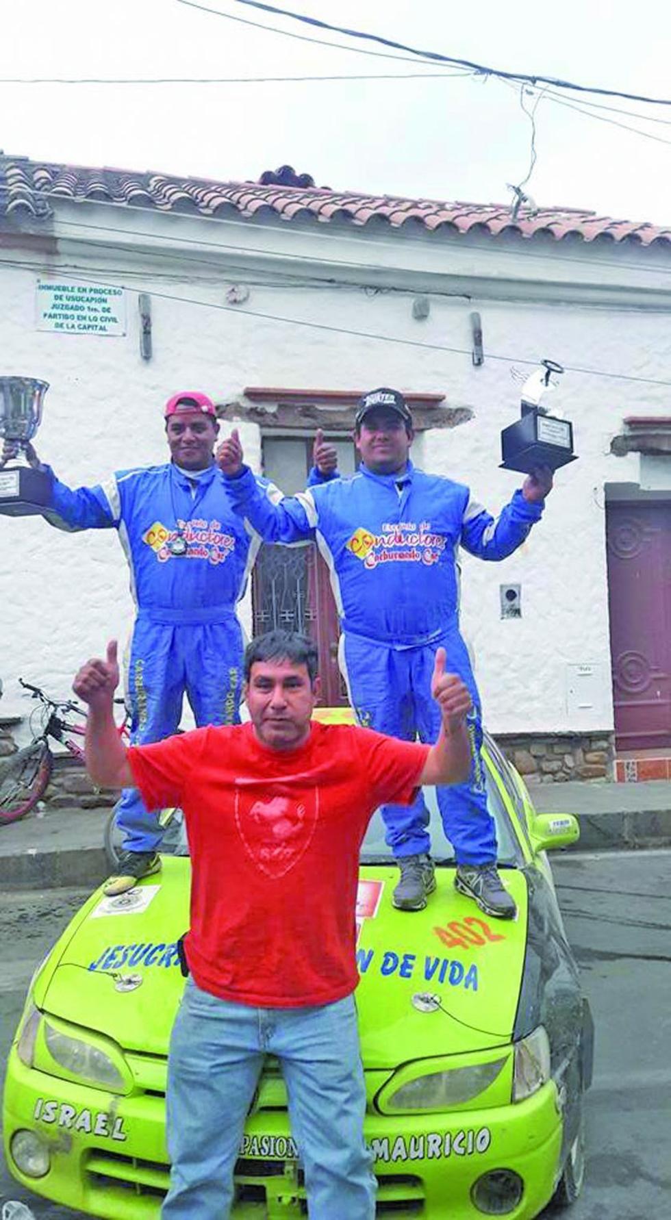 El corredor Israel Sandoval festeja el triunfo con sus compañeros.