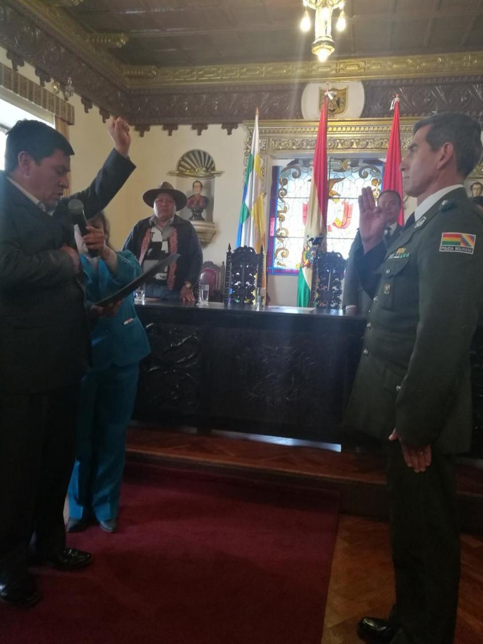 El gobernador Juan Carlos Cejas tomó posesión al comandante de policía.