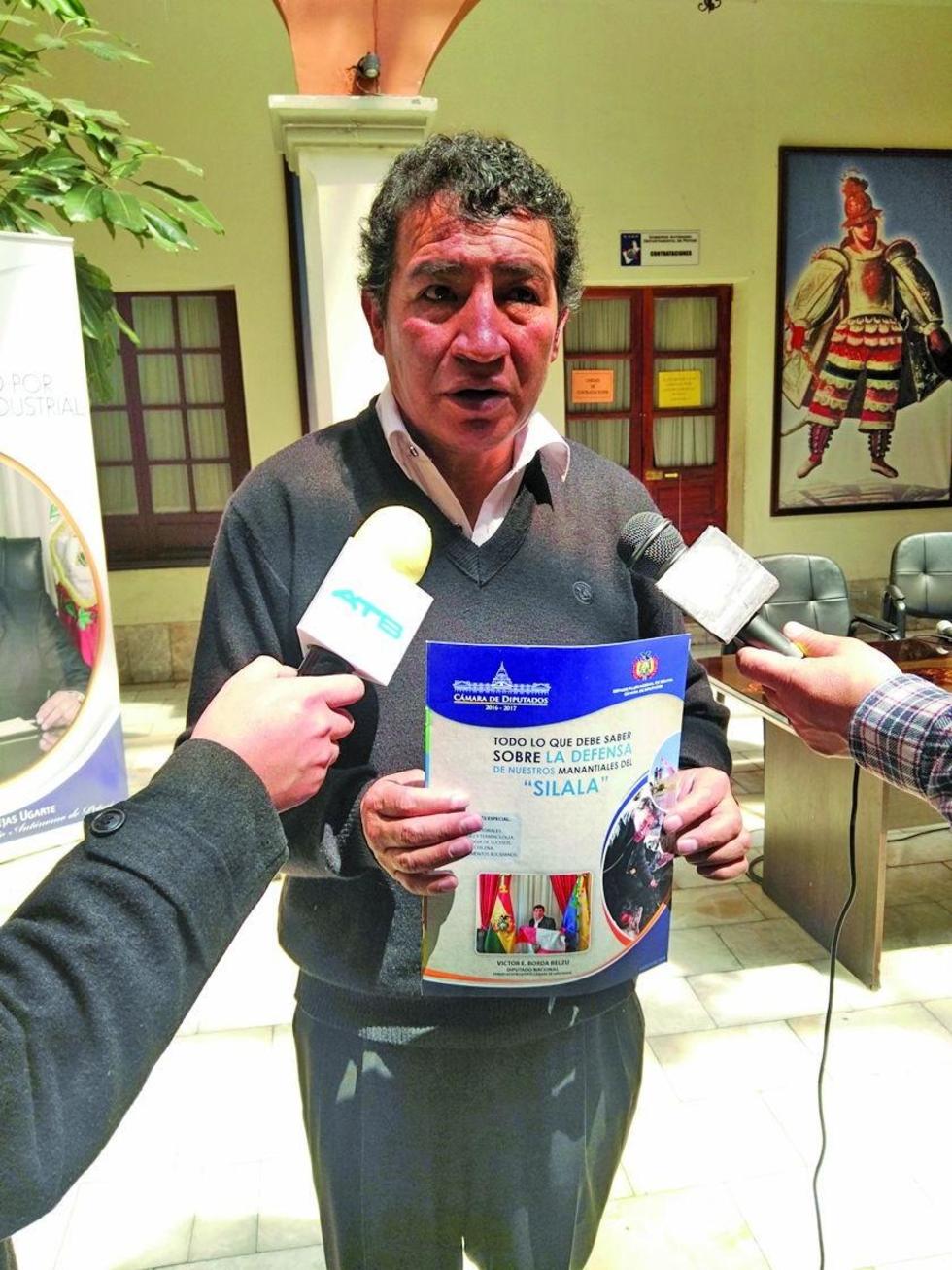 El diputado potosino muestra la revista de distribución gratuita.