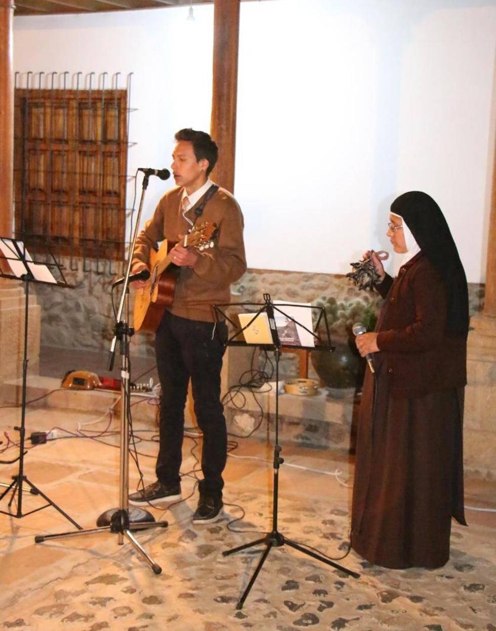 El guitarrista Luis Ángel y la hermana Eva.
