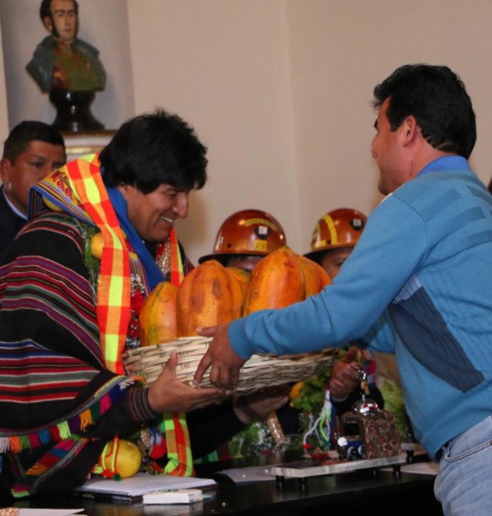El mandatario recibe las ricas y jugosas papayas de Toro Toro.