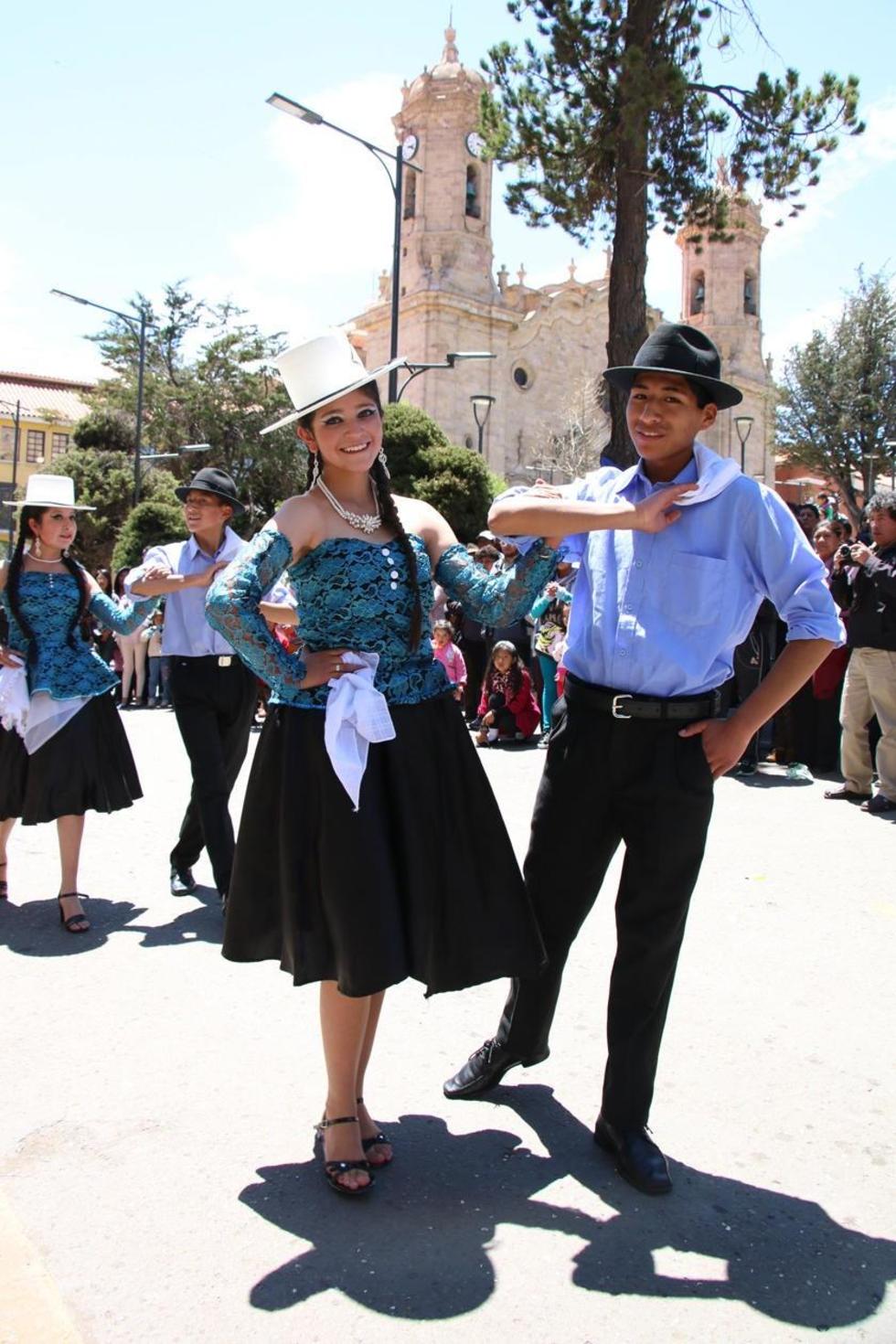 La plaza central acogió al baile.