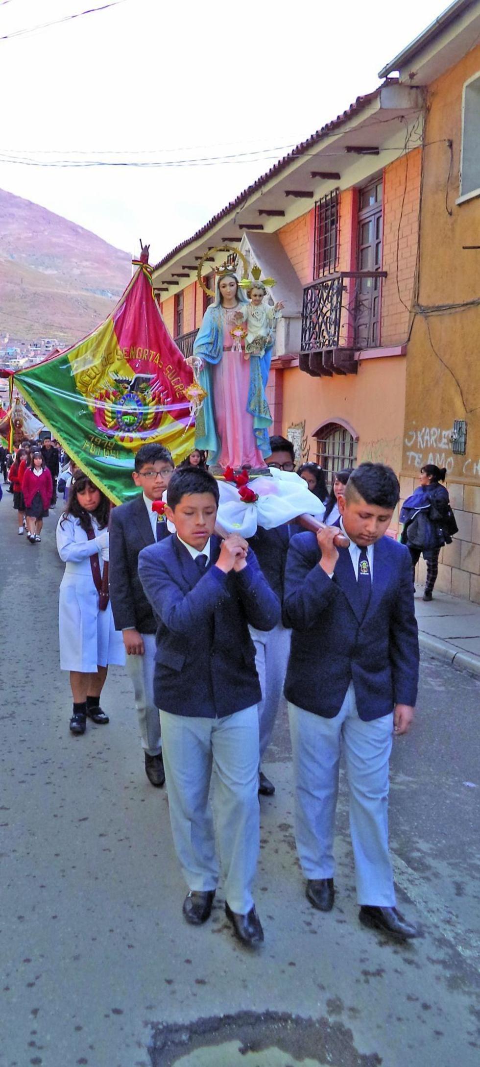 Una virgen cargada por jóvenes.