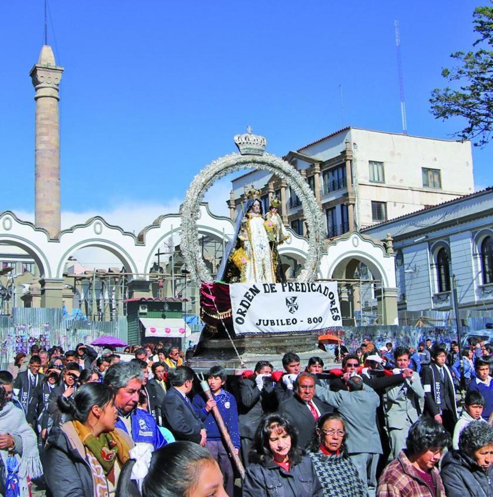 La procesión llega a la Catedral.