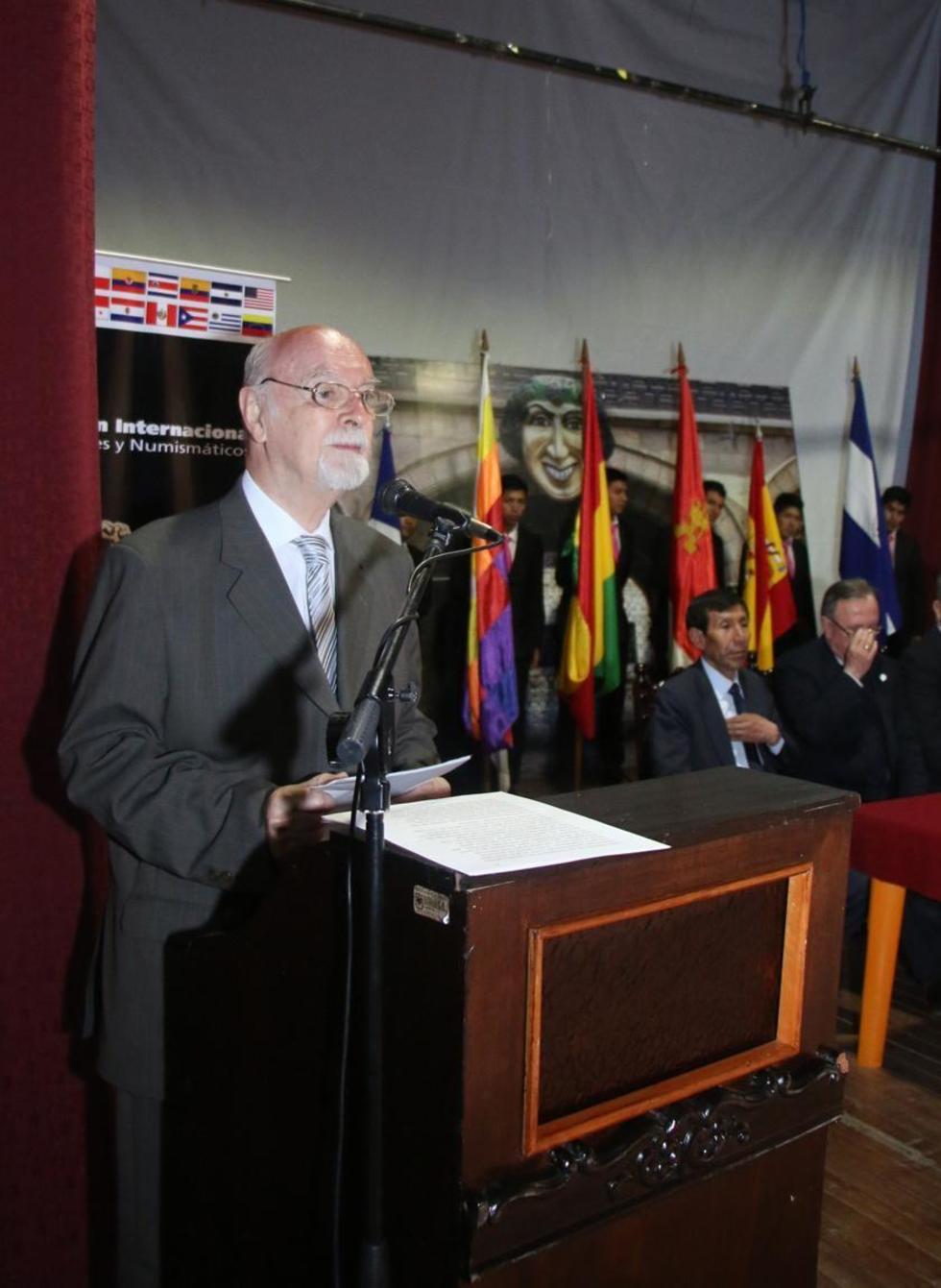 Arnaldo Cinietti en su exposición.