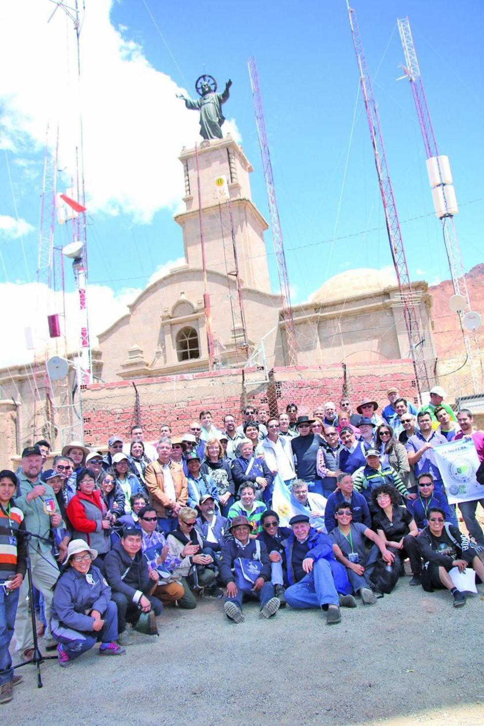 El grupo de académicos en la cima del Huayna Potosí.