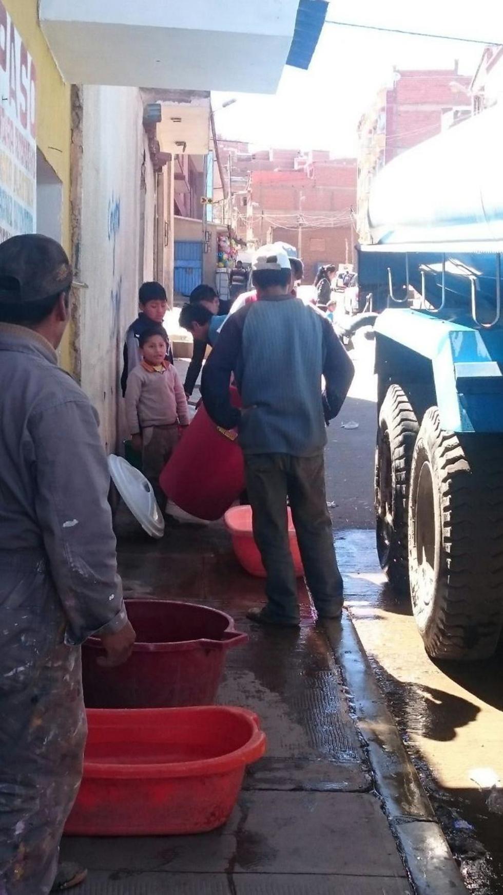 La gente tiene que recibir agua de cisterna para su consumo.