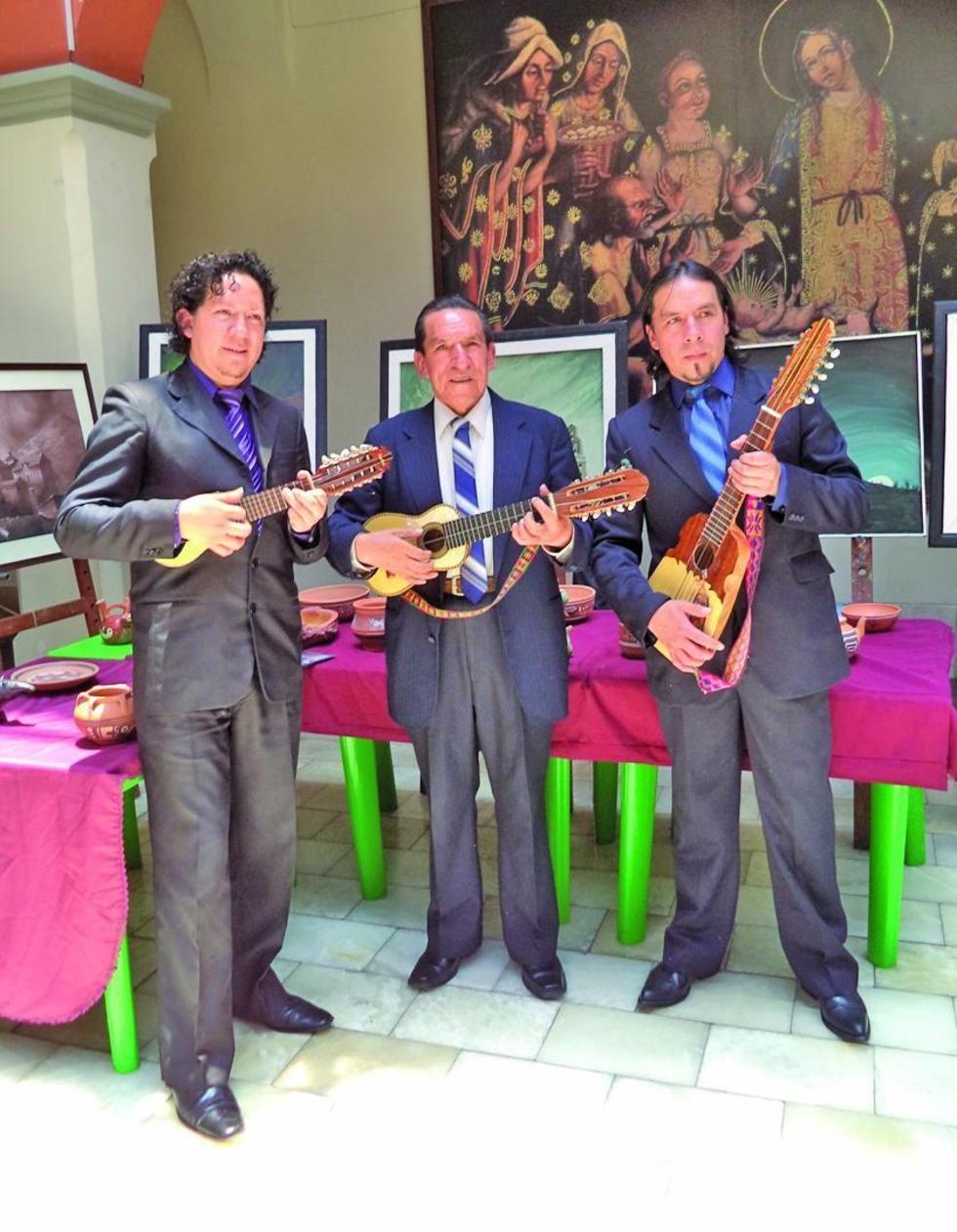 El trío Los Corsos ofrecieron un recital en medio de sus trabajos.