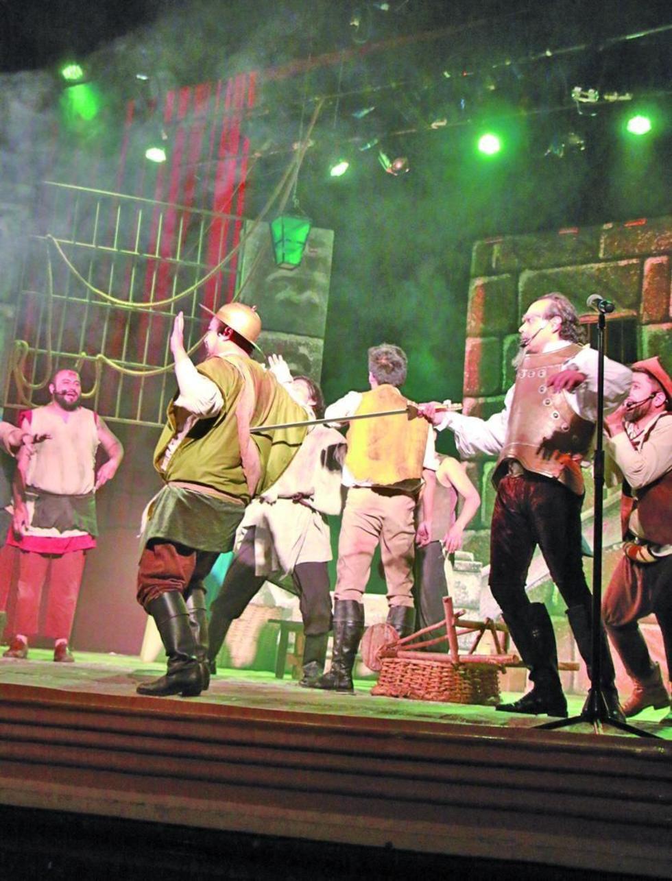 Los actores en una parte de la pieza de teatro.