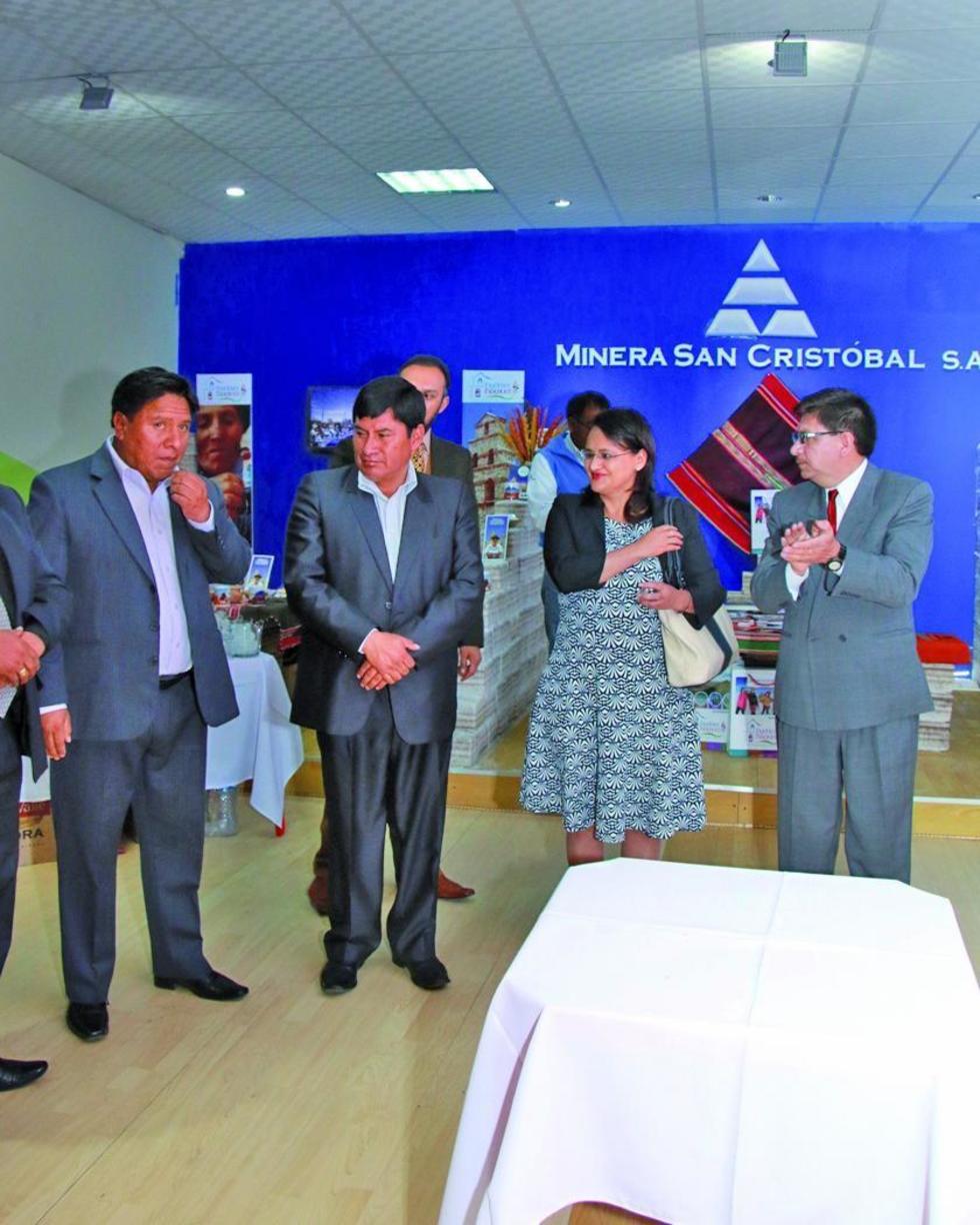 Las autoridades en el puesto de la empresa San Cristóbal.