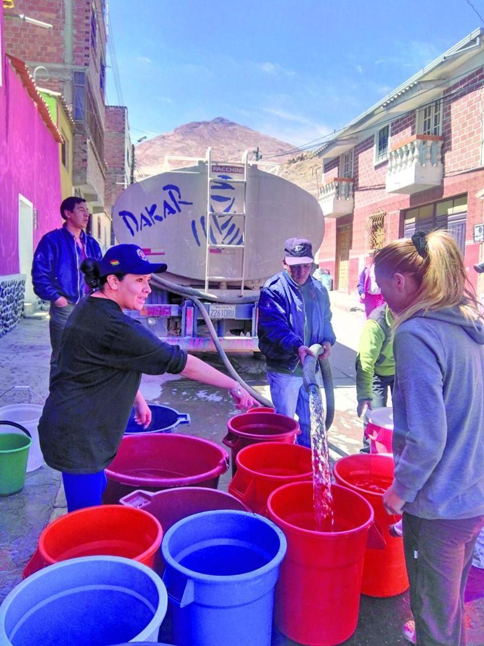 La gente sufre por la falta de agua en Potosí