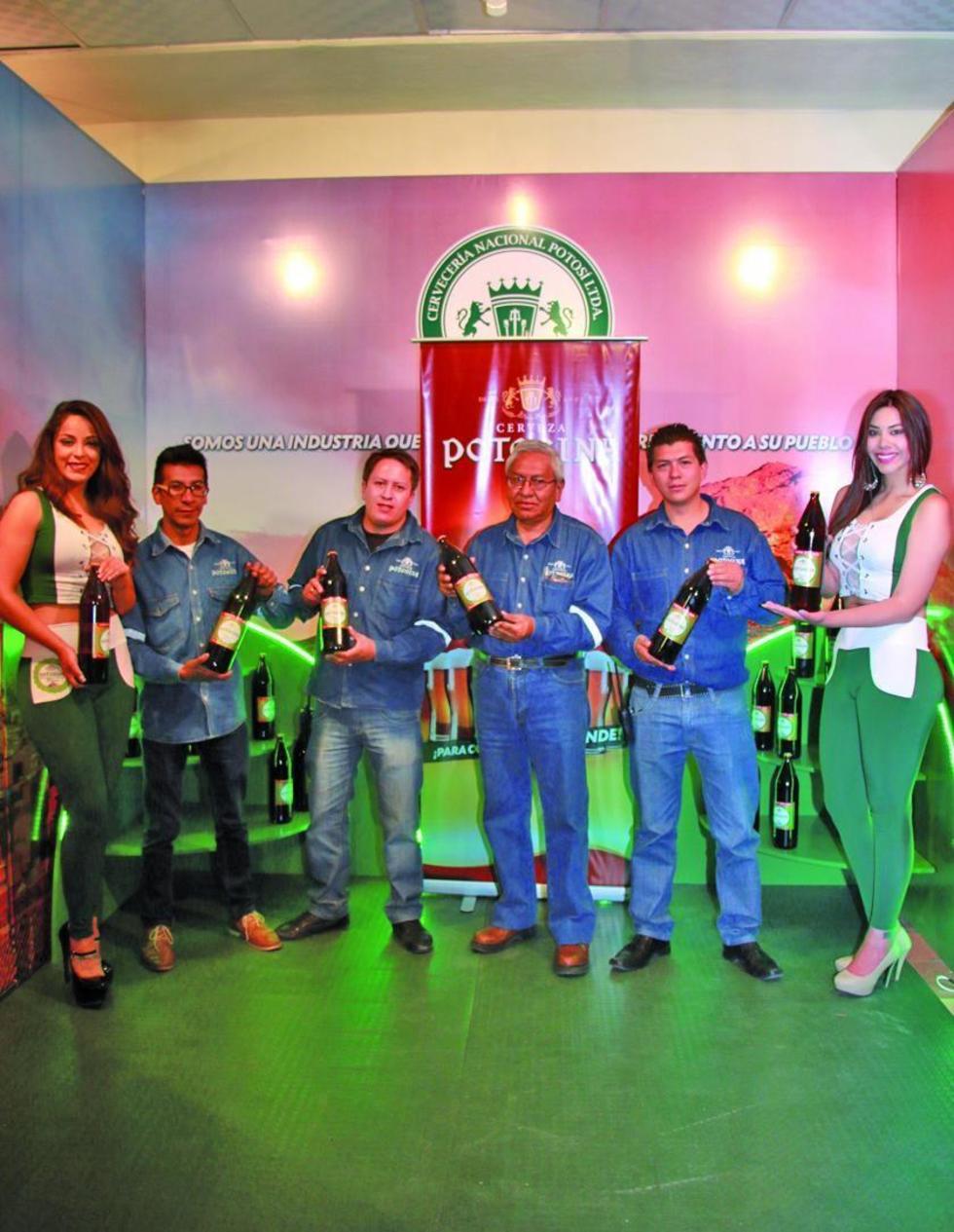 Los trabajadores exhibieron el producto.