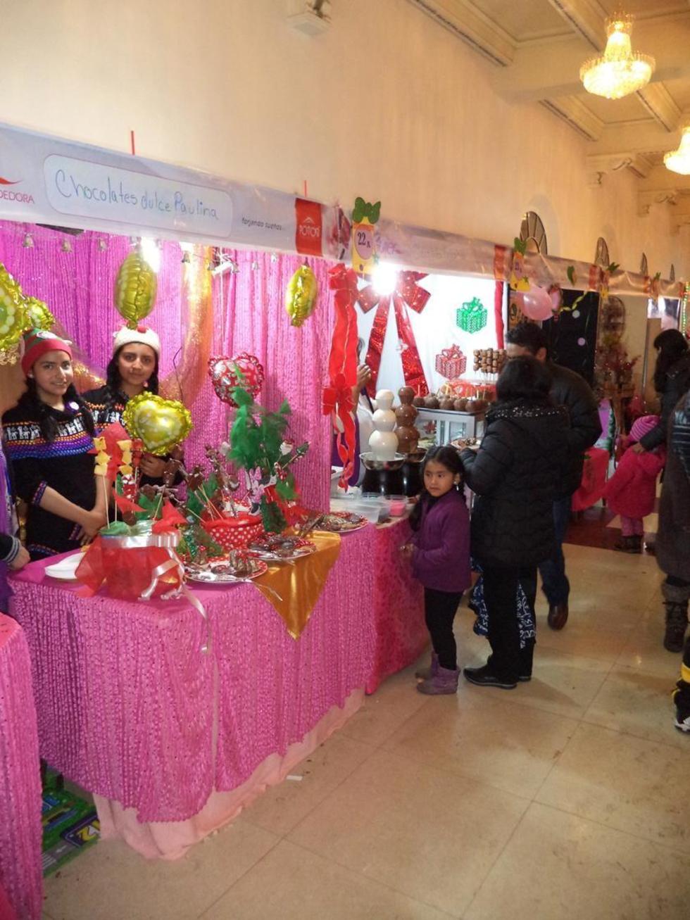 La feria tuvo ofertas con motivos navideños.