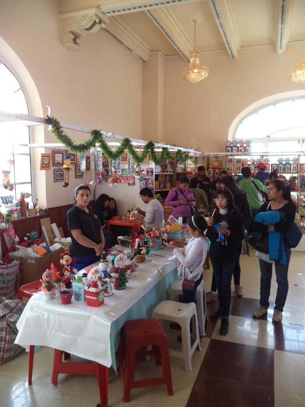La feria tiene diferentes objetos navideños.